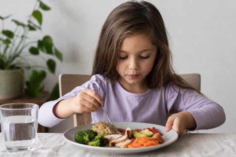 Alimentation équilibrée chez l’enfant : clés pour de bonnes habitudes