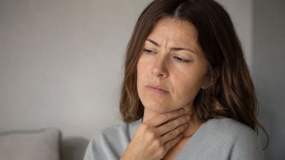 Pourquoi la gorge gratte ? Signaux à décrypter et solutions douces