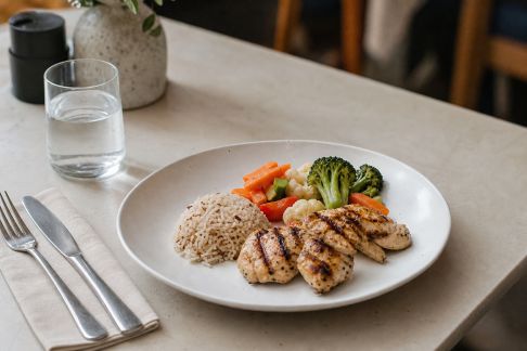 Alimentation équilibrée au restaurant : choisir sans culpabiliser