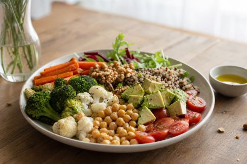 Alimentation équilibrée : guide pratique pour végétariens débutants
