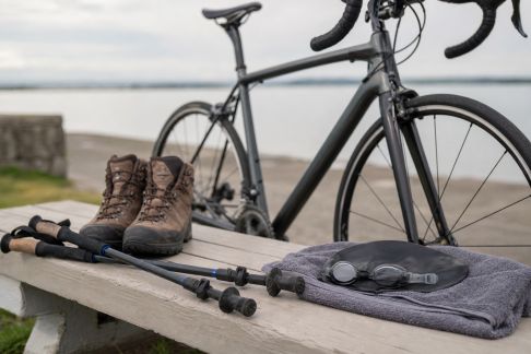 Randonnée, vélo, natation : comparer trois activités complètes et accessibles