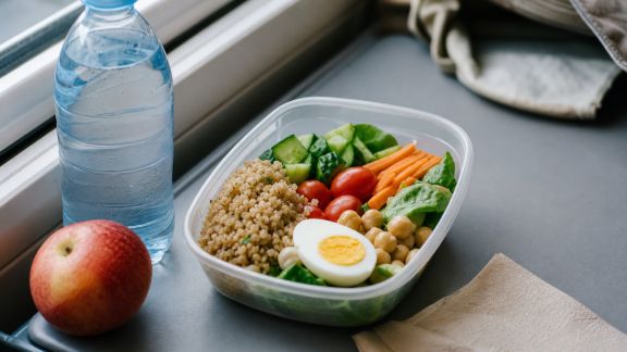 Comment adapter son alimentation équilibrée lors d’un voyage